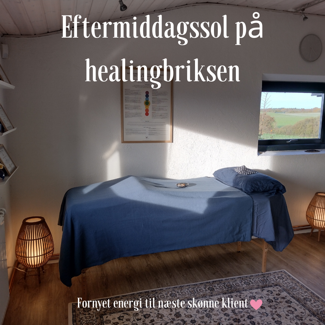 Eftermiddagssol på healing briksen. Fornyet energi klar til næste skønne klient.