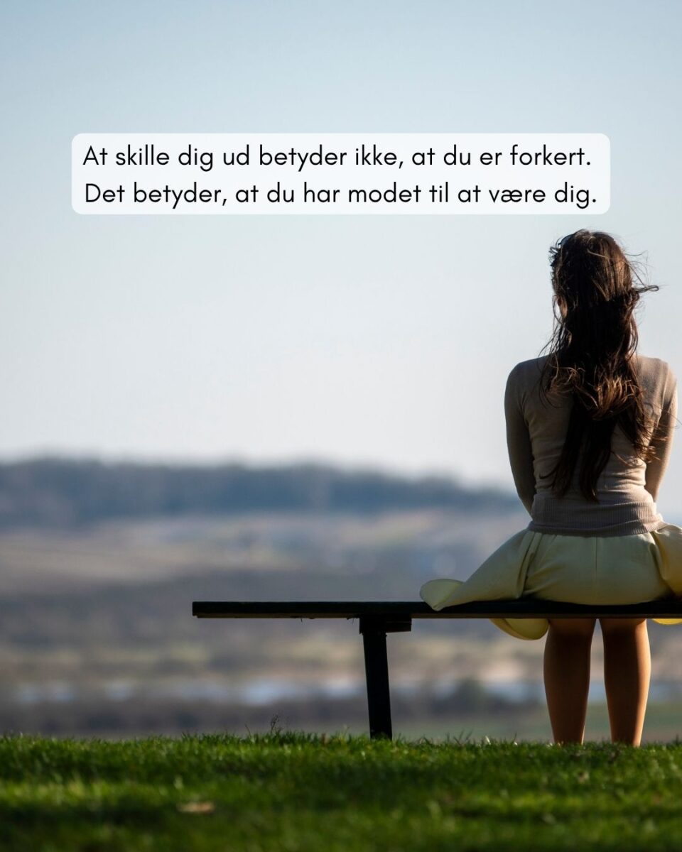 At skille dig ud betyder ikke du er forkert. Det betyder at du har modet til at være dig.